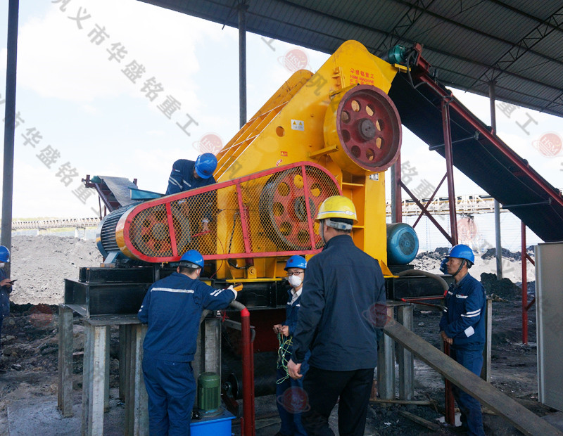 雙級(jí)無(wú)篩底粉碎機(jī)